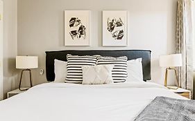 Stylish City Retreat - King Beds - Walk To Sloans Lake